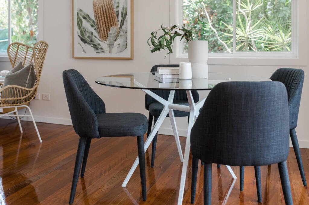 Staging A Dining Room Table With 3, How To Set A Dining Room Table For Staging